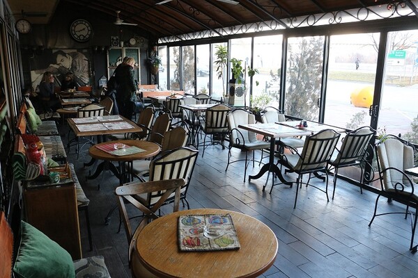 Taverna Sat: Mesto gde kafu možete popiti uz Miku Antića i pogled na Tvrđavu