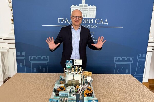 FOTO: Vučević proslavio 10 godina na mestu gradonačelnika, na stolu torta s bagerima