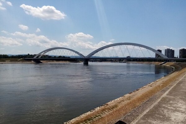 Nova godina u NS počela herojskim činom: Profesor skočio u ledeni Dunav i spasio devojku