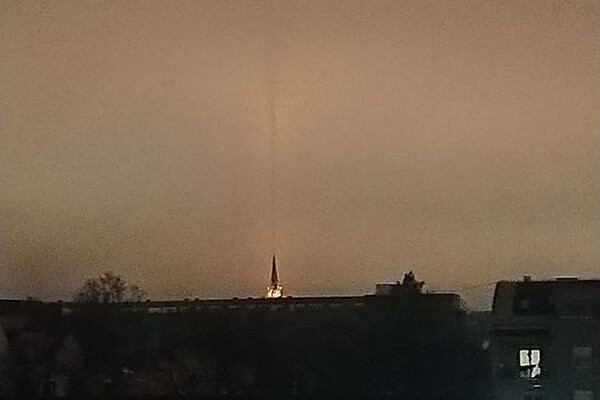 FOTO: Svetlosni trag iznad Katedrale zbunio i zabavio Novosađane