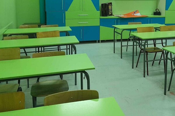 "Blokiran" drugi sprat u OŠ "Dositej Obradović", nekoliko zaposlenih juče ostalo bez Ugovora o radu