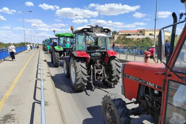FOTO i VIDEO: Poljoprivrednici nezadovoljni, blokada Varadinskog mosta i raskrsnice kod Banovine do 15 sati