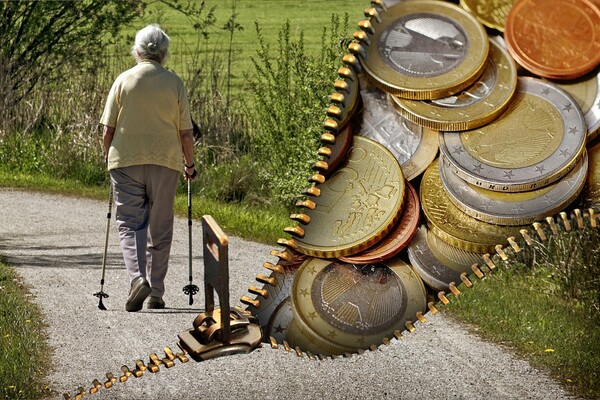 Penzionerima isplaćeno po 30 evra, sledeći na redu korisnici socijalne pomoći i zatvorenici